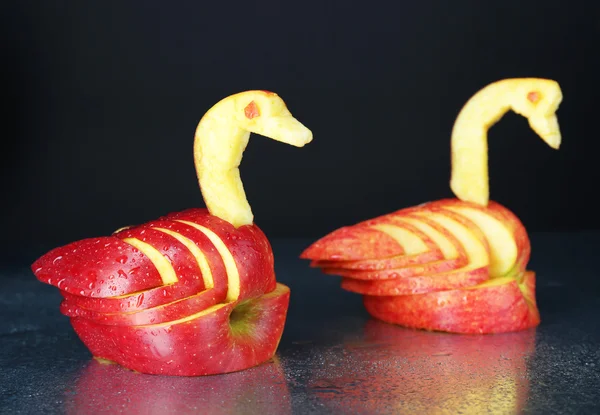 Talla patrón de fruta de cisne sobre fondo gris húmedo — Foto de Stock