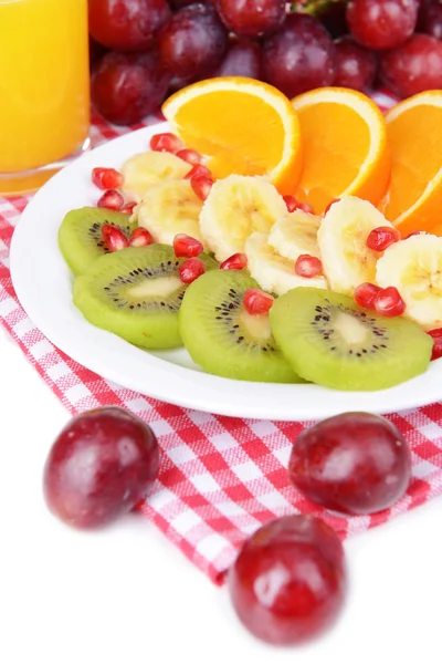 Frutas frescas doces no prato na mesa close-up — Fotografia de Stock