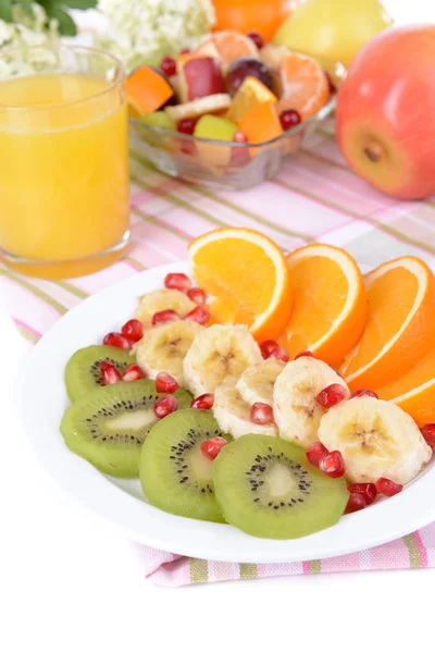 Frutas frescas dulces en el plato en primer plano de la mesa —  Fotos de Stock