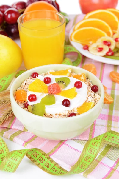 Deliciosa aveia com frutas na tigela na mesa close-up — Fotografia de Stock
