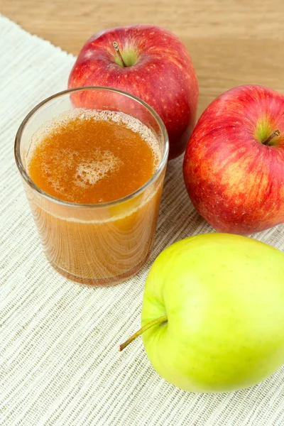 Здоровый свежий сок яблок вблизи — стоковое фото