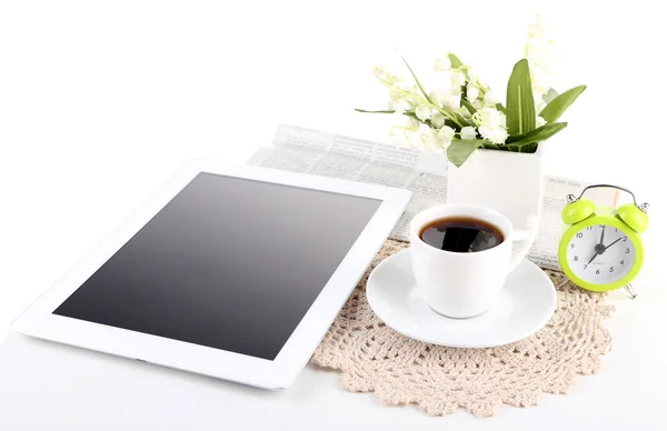 Tableta, periódico, taza de café y despertador, aislado en blanco — Foto de Stock