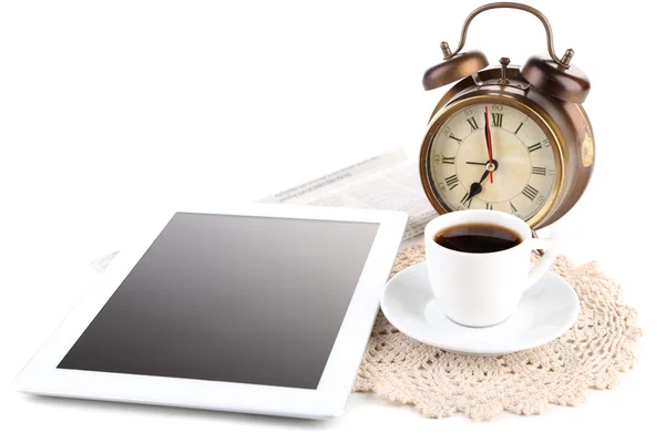 Tablet, gazete, fincan kahve ve çalar saat, üzerinde beyaz izole — Stok fotoğraf