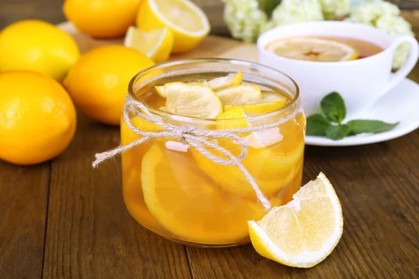 Sabrosa mermelada de limón con taza de té en primer plano de la mesa — Foto de Stock