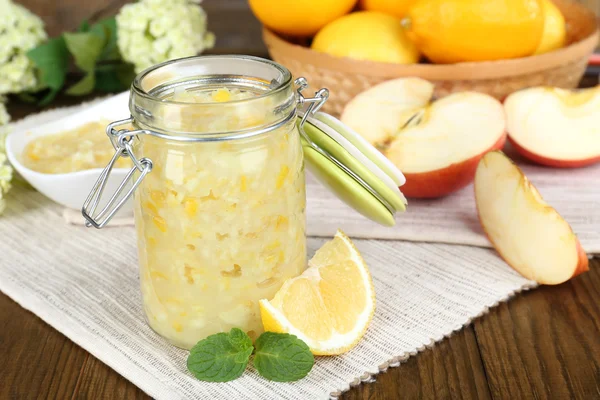 Leckere Zitronenmarmelade in Großaufnahme auf dem Tisch — Stockfoto