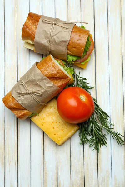 Friss és ízletes szendvics, fából készült háttér — Stock Fotó