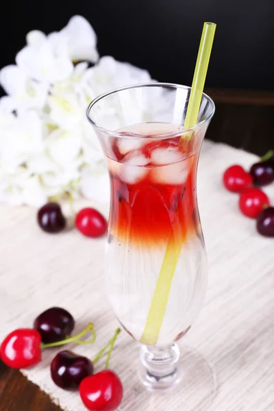 Glas cocktail op tabel close-up — Stockfoto