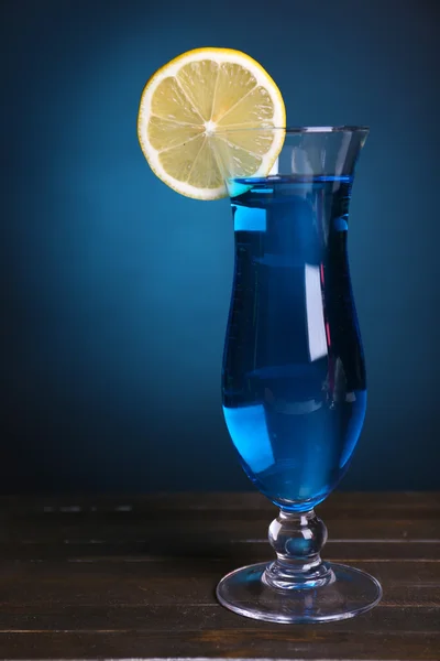 Koyu mavi zemin üzerine masada kokteyl bardak — Stok fotoğraf