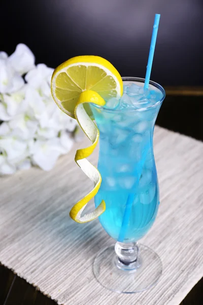Glas cocktail op tafel op grijze achtergrond — Stockfoto