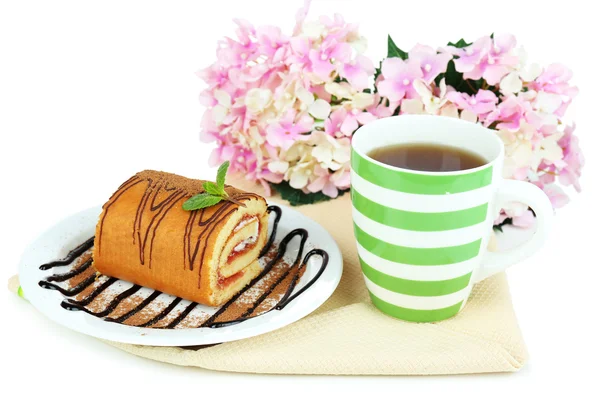 Tazza di tè e dolci isolati su bianco — Foto Stock
