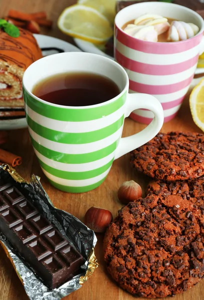 Fincan çay ve tatlı yakın çekim — Stok fotoğraf