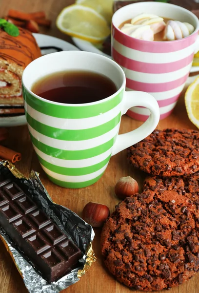 Tazza di tè e dolci da vicino — Foto Stock