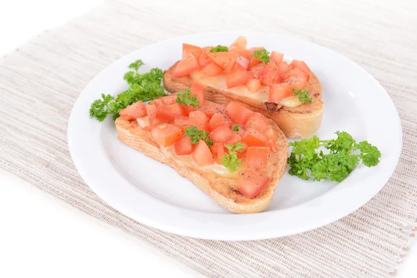 Νόστιμα Μπρουσκέτα με ντομάτα στο πιάτο σε κοντινό πλάνο του πίνακα — Φωτογραφία Αρχείου