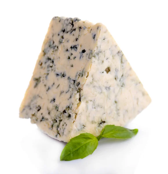 Вкусный голубой сыр с базиликом, изолированный на белом — стоковое фото