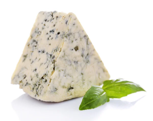 Smakelijke blauwe kaas met basilicum, geïsoleerd op wit — Stockfoto