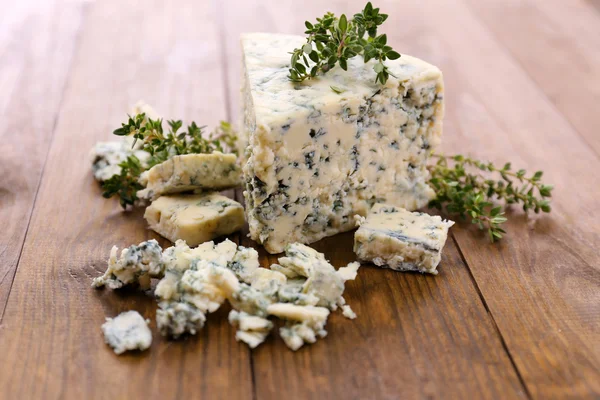 美味蓝奶酪配百里香，木制的桌子上 — 图库照片