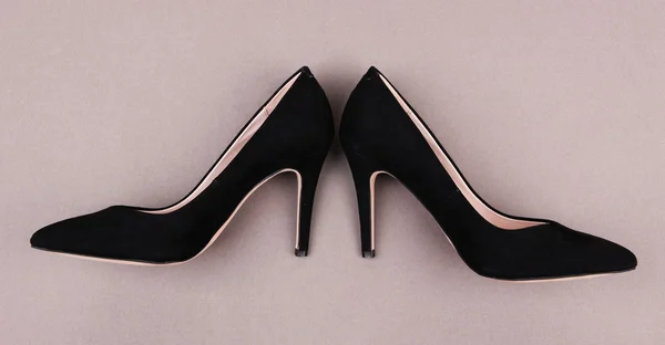 Hermosos zapatos femeninos negros, sobre fondo gris —  Fotos de Stock