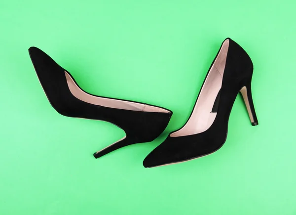 Sapatos femininos pretos bonitos, no fundo verde — Fotografia de Stock