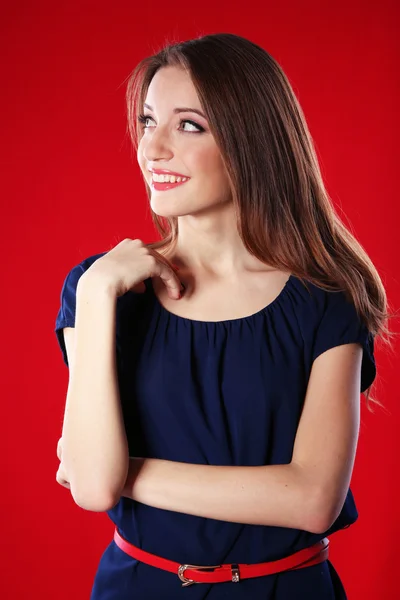 Attraktive Frau auf farbigem Hintergrund — Stockfoto