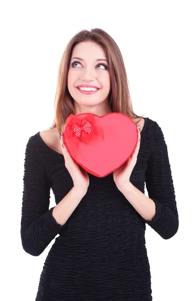 Ελκυστική γυναίκα με δώρο κουτί με μορφή της καρδιάς, που απομονώνονται σε λευκό — Φωτογραφία Αρχείου