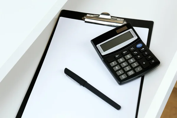 Material de oficina en cajón de escritorio abierto de cerca — Foto de Stock