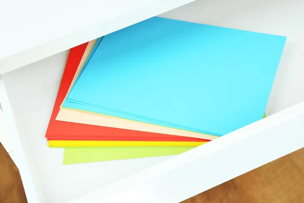 Kolorowy papier do szuflady biurka otwarte z bliska — Zdjęcie stockowe