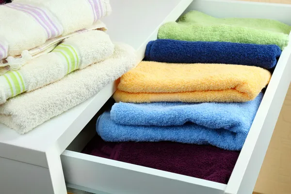 Asciugamani nel cassetto aperto da vicino — Foto Stock