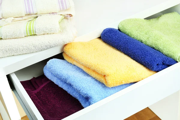 Ręczniki w Otwarta szuflada z bliska — Zdjęcie stockowe