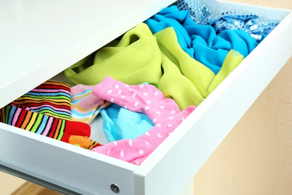 Öppna kassalådan med kläder på nära håll — Stock fotografie