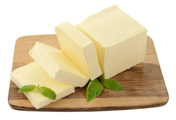 Manteiga saborosa em tábua de corte de madeira isolada em branco — Fotografia de Stock
