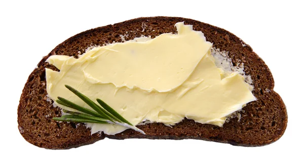Scheibe Roggenbrot mit Butter, isoliert auf weiß — Stockfoto