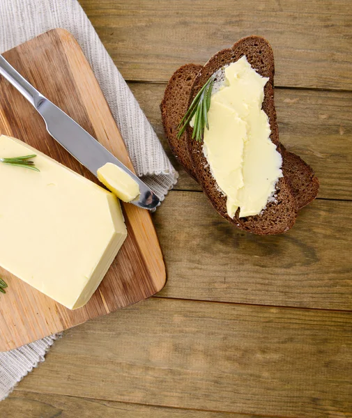 Roggenbrot mit Butter auf Holztisch — Stockfoto