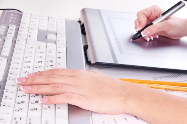 Main féminine à l'aide d'une tablette graphique sur la table gros plan — Photo