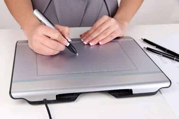 Mano femenina utilizando gráficos tableta en la mesa de cerca —  Fotos de Stock