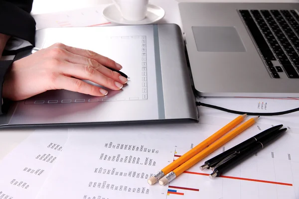 Masaya grafik tableti kullanarak el kadar yakın — Stok fotoğraf