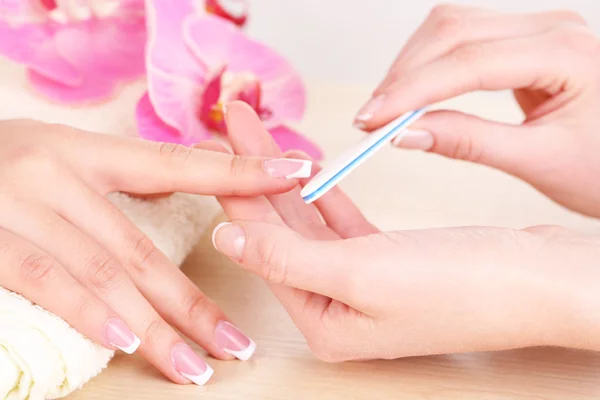 Proces manicure kosmetyczny z bliska — Zdjęcie stockowe