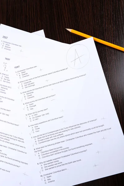 Grade written on an exam paper, close-up — Stock Photo, Image