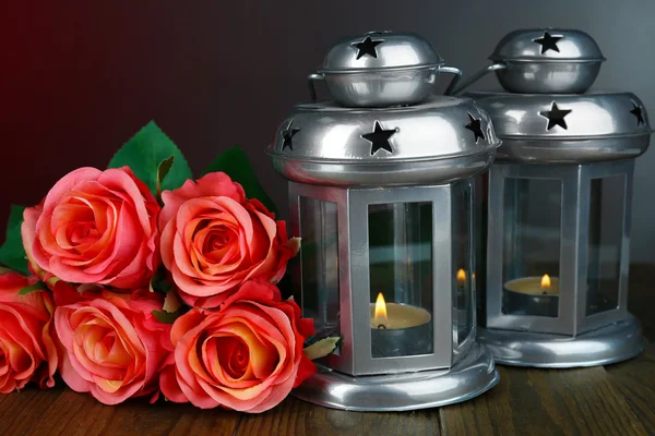 Linterna metálica decorativa sobre mesa de madera sobre fondo gris —  Fotos de Stock