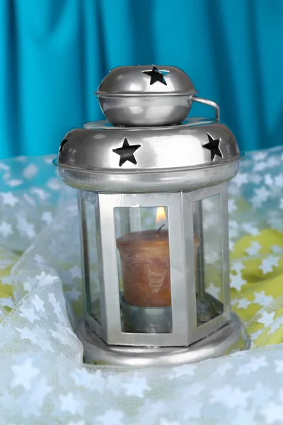 Lanterna metallica decorativa su sfondo tessuto — Foto Stock