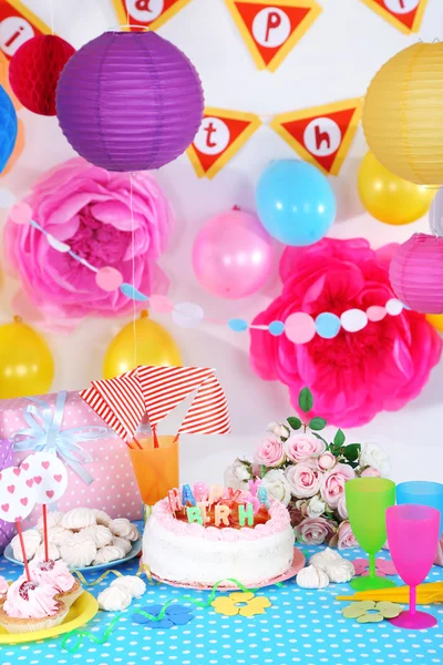 Festive table setting for birthday on celebratory decorations — Stock Photo, Image