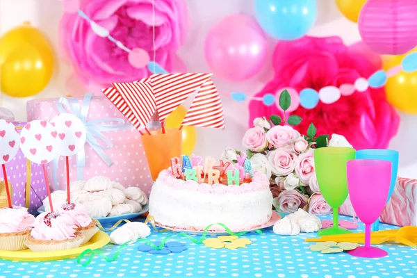Festive table setting for birthday on celebratory decorations — Stock Photo, Image