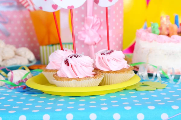 Świąteczne ciasto na stole na urodziny zbliżenie — Zdjęcie stockowe