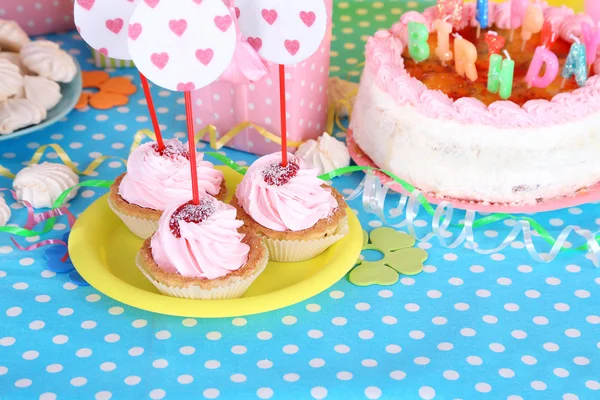 Pastelería festiva en la mesa para el primer plano de cumpleaños —  Fotos de Stock