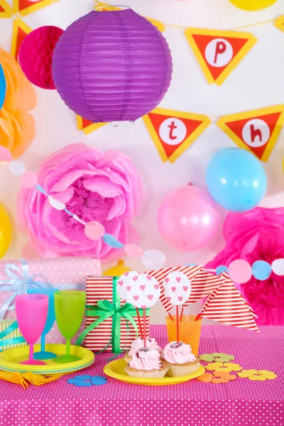 Feestelijke tafel setting voor verjaardag op feestelijke decoraties — Stockfoto