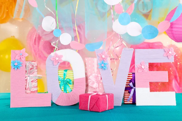 Festtafel zum Geburtstag auf festlicher Dekoration — Stockfoto