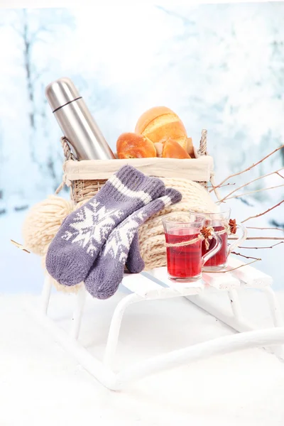 Bodegón de invierno sobre trineo, sobre fondo de invierno —  Fotos de Stock