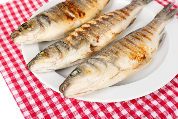 Delicious grilled fish on plate on table close-up — Stock Photo, Image