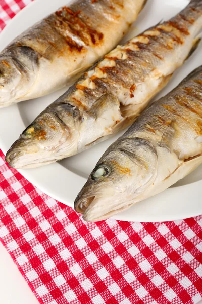 Pyszne ryby z grilla na tabliczce na stół szczegół — Zdjęcie stockowe