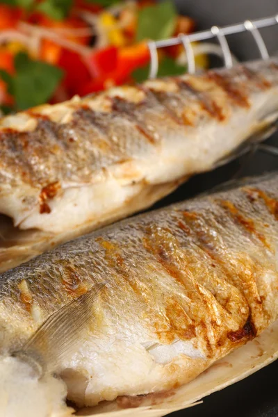 Pyszne ryby z grilla na woku z bliska — Zdjęcie stockowe