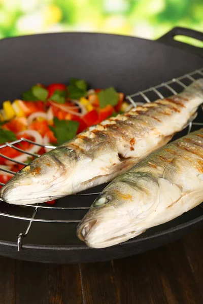 Délicieux poisson grillé sur wok gros plan — Photo